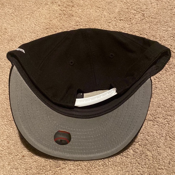 Snap back hat - Picture 3 of 3